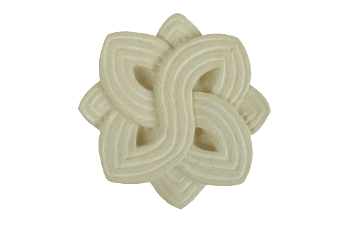 Blütenähnliches Ornament aus hellem Kalksandstein