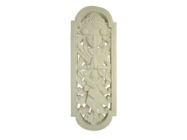 Längliches Steinrelief einer balinesischen Tänzerin in traditioneller Kleidung aus hellem Stein