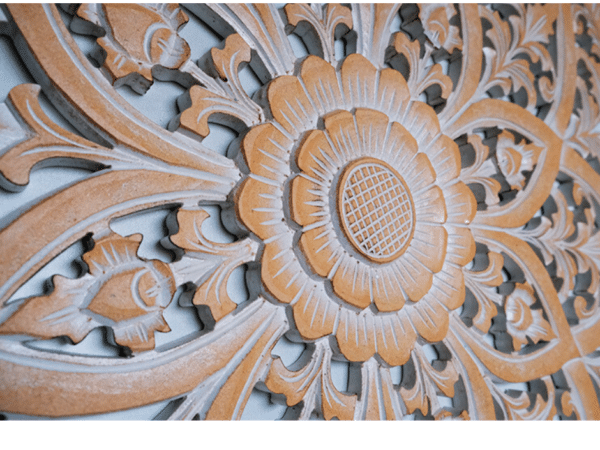 Detail Matahari Detailabbildung der Lotusblume im Holzrelief Matahari